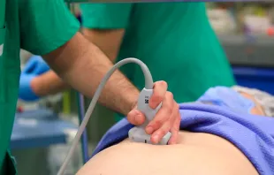 El equipo médico prepara a la madre antes de la operación. Foto: Hospital Bambino Gesù 