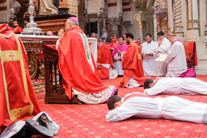 Sacerdotes deben respetar el celibato y la oración, asegura obispo