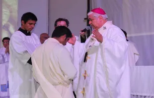 Arzobispo de Monterrey, Mons. Rogelio Cabrera, ordena sacerdote al P. Gabirel Zul Mejía en el Centro de Reinserción Social (CERESO) de Apodaca. Foto: Arquidiócesis de Monterrey. 