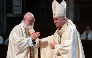 El P. Jonathan Goodall (izquierda) y el Cardenal Vincent Nichols (derecha) en la ceremonia de ordenación / Crédito: Flickr de  Catholic Church England and Wales (CC BY-NC-ND 2.0) 