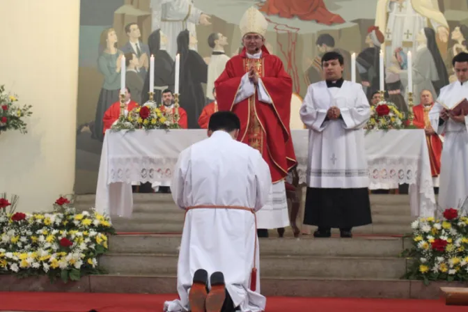 Obispo da mensaje que desafía a los jóvenes a ser sacerdotes en tiempos difíciles