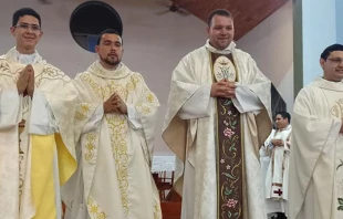 Sacerdotes ordenados Alejandro Nuu00f1ez, Rodrigo Gru00fcn, Cristian Loose y Alexi Gonzu00e1lez. Cru00e9dito: Diu00f3cesis de Puerto Iguazu00fa.  