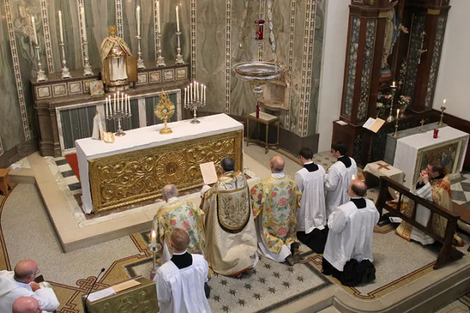 Belleza de la liturgia ayuda a anglicanos a volver a la Iglesia Católica, afirma experto