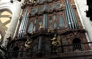 Uno de los dos órganos monumentales de la Catedral Metropolitana de México. Crédito: David Ramos / ACI Prensa. 