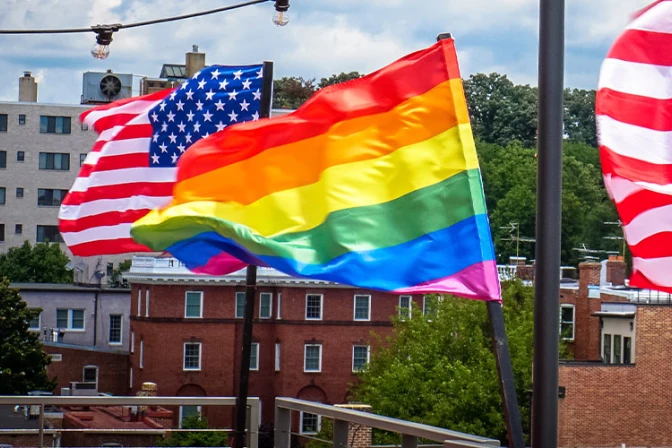 Gobierno de Estados Unidos permite que embajadas ondeen banderas del “orgullo LGTB”