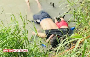 Los cuerpos de Óscar y su hija Valeria, encontrados en la orilla del Río Bravo, en la frontera de México y Estados Unidos. Crédito: EWTN Noticias. 