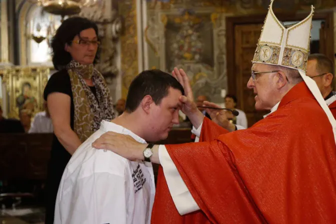 Arzobispo de Valencia imparte Confirmación a ocho jóvenes con discapacidad psíquica