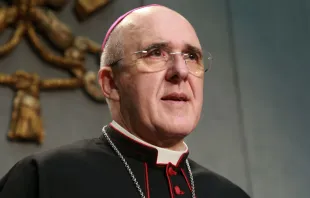 Mons. Carlos Osoro en la conferencia de prensa hoy en la Sala Stampa del Vaticano. Foto Daniel Ibáñez / ACI Prensa 