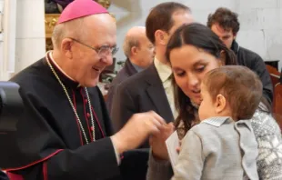 Mons. Carlos Osoro junto a Teresa Abad y su hijo Jorge. Foto: Blanca Ruiz / ACI Prensa 