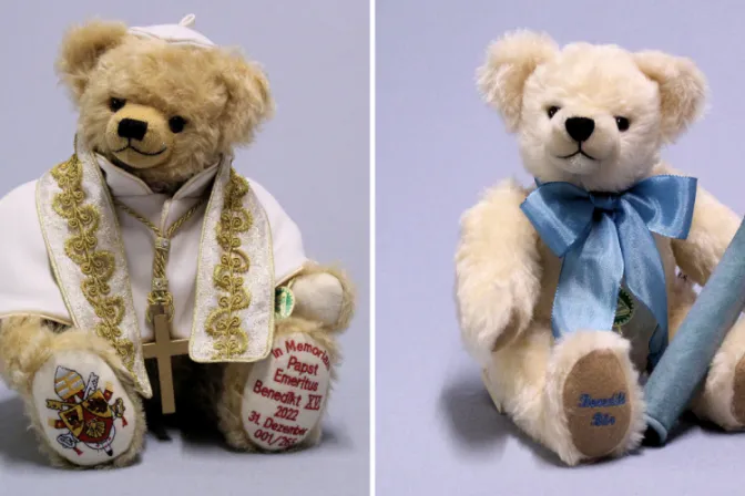 Lanzan edición limitada de peluches en memoria de Benedicto XVI