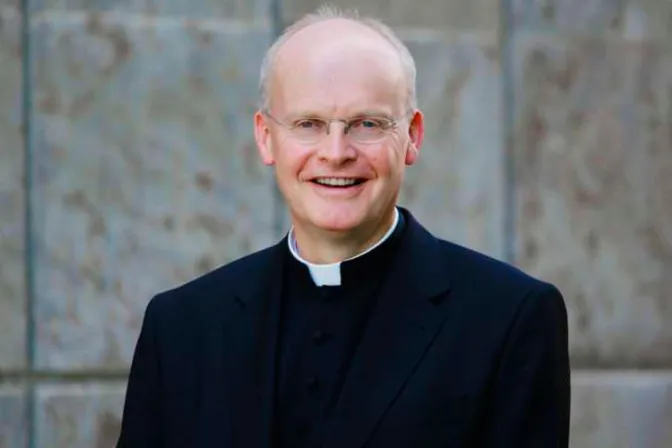 Obispo alemán reta al Vaticano y autoriza a sacerdotes a bendecir uniones homosexuales