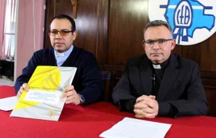 P. Ben Hur Soto, Secretario para la Pastoral de la CEB y P. Diego Plu00e1, Secretario General Adjunto de la CEB. Cru00e9dito: Conferencia Episcopal Boliviana (CEB). 