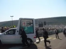 Benedicto XVI en el papamóvil, con sombrero de charro, recorre el Parque Bicentenario de Guanajuato (foto ACI Prensa)