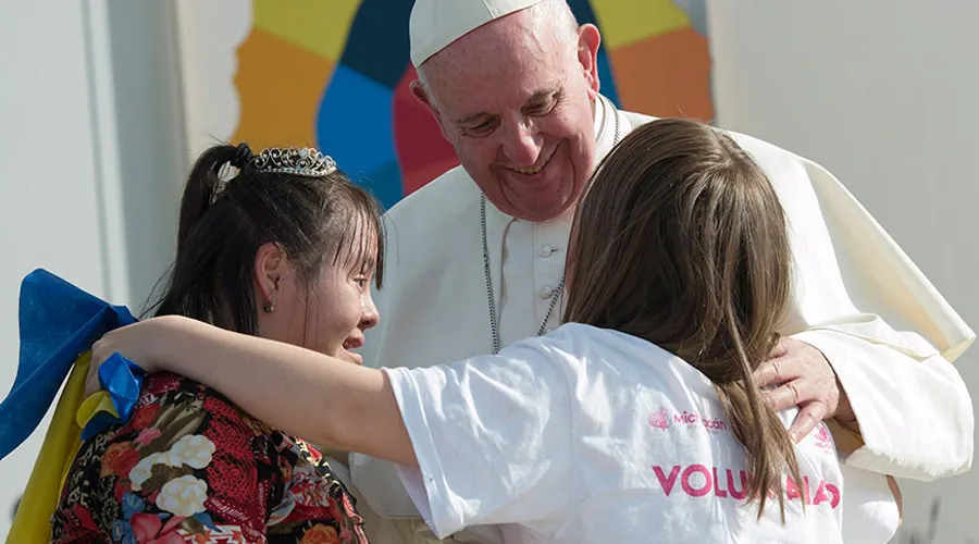 El Papa con unos jóvenes. Foto: L'Osservatore Romano?w=200&h=150