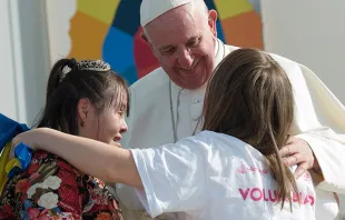 El Papa con unos jóvenes. Foto: L'Osservatore Romano 