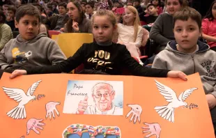 Decenas de niños en el encuentro con el Papa Francisco. Foto: L'Osservatore Romano 