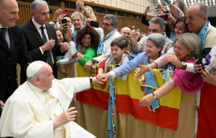 El Papa saluda a una familia española. Crédito: Vatican Media 