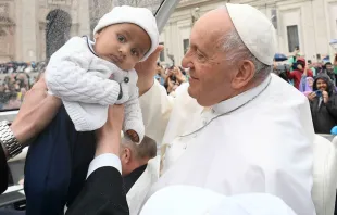 El Papa Francisco saluda a un niño durante la audiencia general. Crédito: Vatican Media 