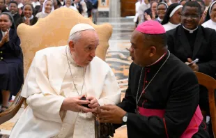 Papa Francisco con obispo, sacerdotes y religiosas de Madagascar. Crédito: Vatican Media 