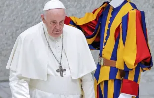 El Papa Francisco entra en el Aula Pablo VI. Crédito: Pablo Esparza. EWTN/ACI Group 