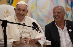 El Papa Francisco junto al presidente de Scholas Occurrentes, José María del Corral. Crédito: Daniel Ibáñez / Vatican Pool. 
