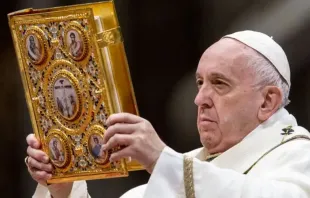 El Papa Francisco sostiene el Evangelio. Crédito: Daniel Ibáñez / ACI Prensa. 