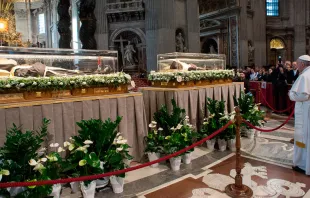 El Papa ora ante los cuerpos del P. Pío y Leopoldo Mandi. Fotos: L'Osservatore Romano 