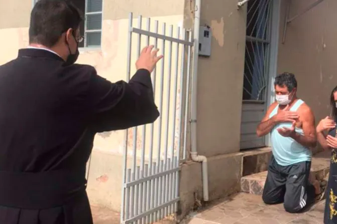 Sacerdote lleva bendición por las calles de Brasil en tiempos de pandemia