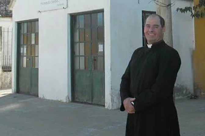 Un presbítero que no teme vestir como sacerdote y decir: “¡Amo mi sotana!” 