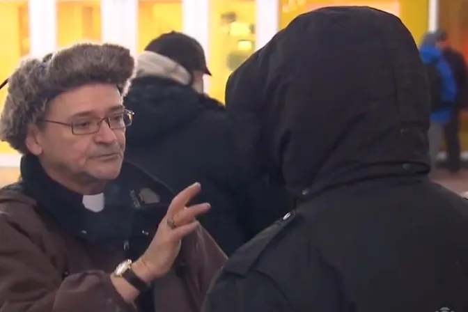 Vivía en la calle entre el alcohol y las drogas: Ahora es sacerdote y ayuda a indigentes