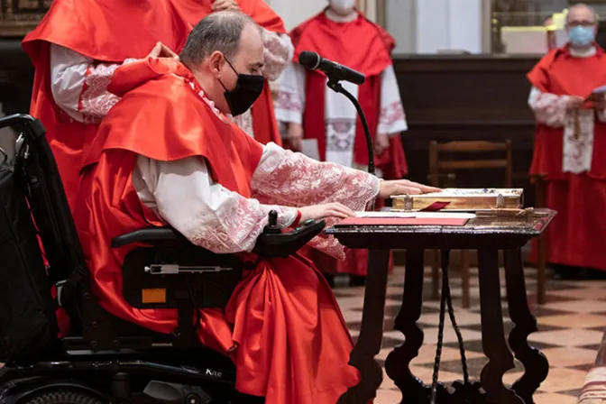  Sacerdote con enfermedad degenerativa severa: “Dios me ha bendecido”