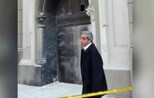 En la imagen el P. Galvarino Jofré, Director de la comunidad que tiene a su cargo la Iglesia de la Gratitud Nacional, afuera del templo luego del nuevo ataque 