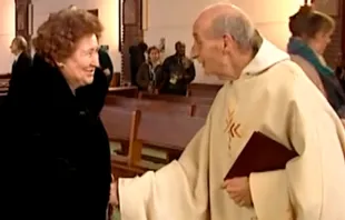 El P. Hamel saluda a una feligresa de su parroquia en Francia / Foto: Captura YouTube 