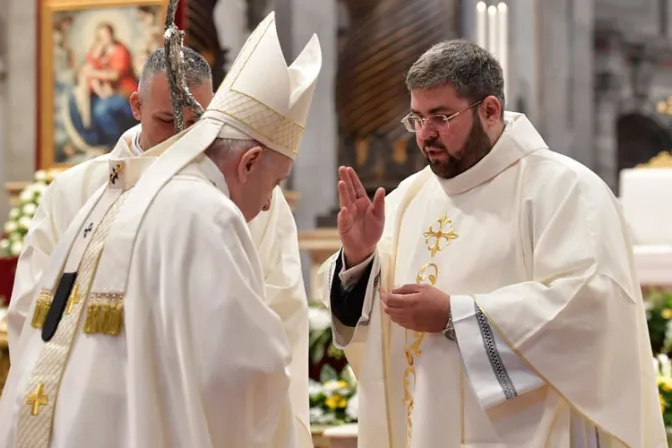 Sacerdote recién consagrado explica por qué dio su primera bendición al Papa Francisco