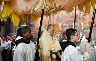 Mons. Pizzablla durante la procesión / Foto: Patriarcado Latino de Jerusalén 