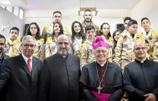 Mons. Giacinto-Boulos Marcuzzo con los católicos de la Franja de Gaza / Foto: Patriarcado Latino de Jerusalén 