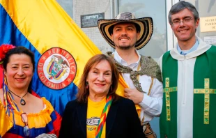 P. Marcio Toniazzo con inmigrantes / Foto: Comunicaciones Arzobispado De Santiago 