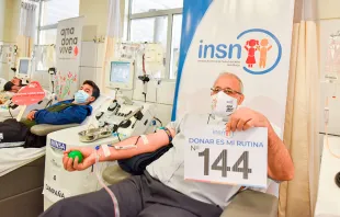 P. Mateo Bautista García realizando su donación de sangre número 144. Créditos: Instituto Nacional de Salud del Niño (INSN) San Borja 