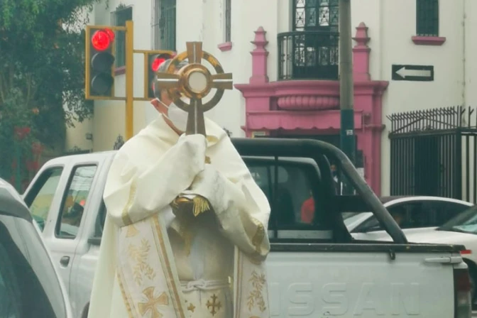 Por Corpus Christi, sacerdote lleva al Santísimo Sacramento por las calles de Perú