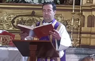 El P. Óscar Martín, párroco rural de la Diócesis de Ciudad Real. Crédito: Captura de Youtube Cofradía de la Esperanza en Consuegra (España) 