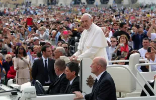 El Papa en el papamóvil a su llegada a la Audiencia General. Foto: Daniel Ibáñez / ACI Prensa 