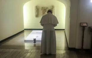 El Papa Francisco reza ante la tumba del beato Pablo VI. Foto: L'Osservatore Romano 