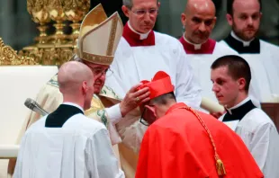 El Papa impone el birrete cardenalicio a Juan José Omella, Arzobispo de Barcelona. Foto: Daniel Ibáñez / ACI Prensa 