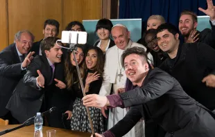 El Papa se hace un selfie con los Youtubers. Foto: L'Osservatore Romano 
