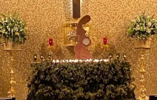 Imagen de la "pachamama" como custodia de la Eucaristía sobre el altar de la parroquia San Juan Macías, en el área metropolitana de Guadalajara. 