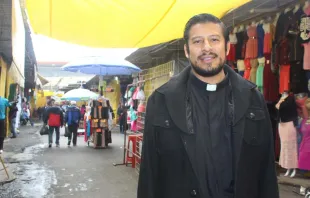 P. Gabriel Piña en el mercado de La Merced. Foto: SIAME. 
