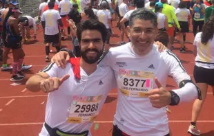 P. Luis Fernando Valdés (a la derecha) junto a un compañero de su equipo de corredores en el Maratón de Ciudad de México. Foto: Cortesía P. Luis Fernando Valdés. 