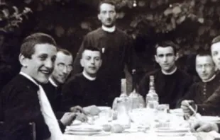 P. Mario Ciceri con seminaristas. Foto: Arzobispado de Milán 
