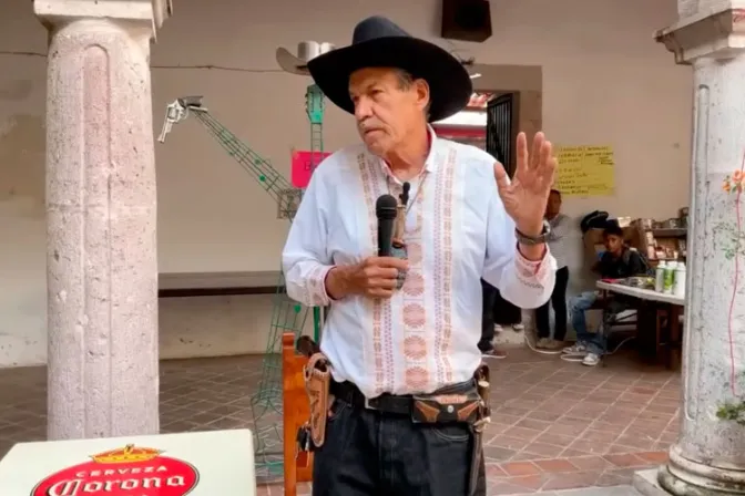 Iglesia confirma suspensión de polémico sacerdote conocido como “Padre Pistolas”