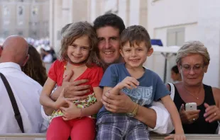 Un padre con sus hijos en la Plaza de San Pedro. Crédito: ACI Prensa 
